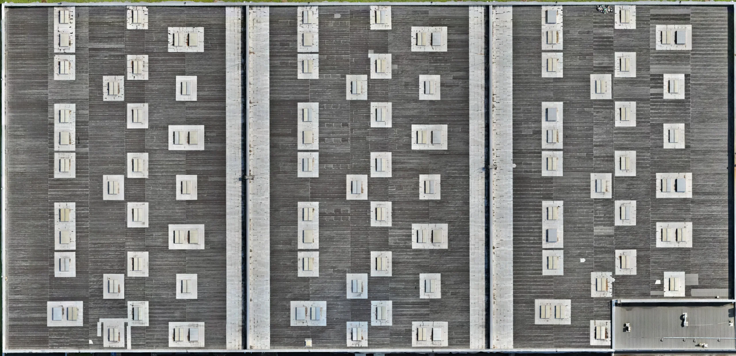 Inspection de toiture par drone — vue orthophotographique nadir d'un bâtiment industriel en bac acier avec lanterneaux, réalisée par DroneSpec
